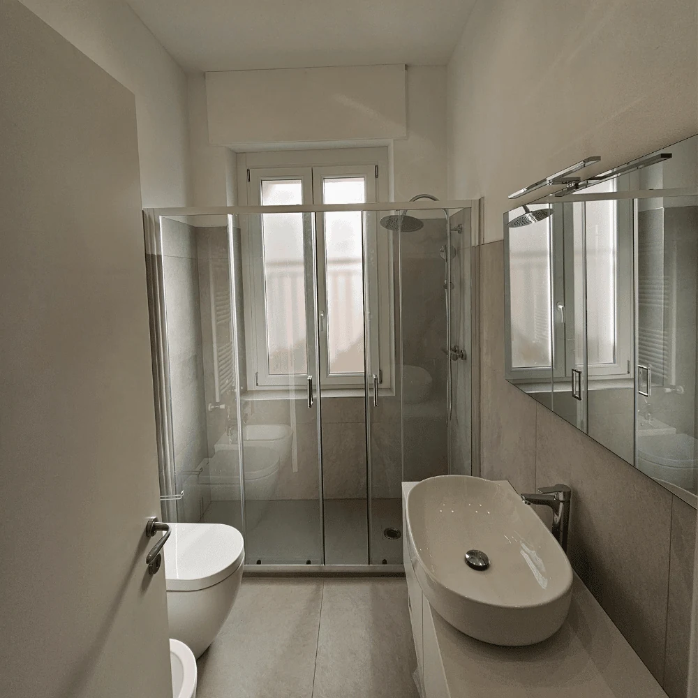 Rifacimento bagno completo chiavi in mano con piastrelle e sanitari nuovi ad Alba